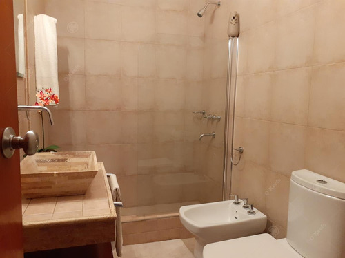 Imagen 10 de 22 de Hermoso Chalet En Venta De 5 Ambientes En Bernal - Impecable - Barrio Parque
