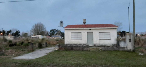 Comoda Casa Construida Sobre Gran Lote Rodeada De Mucho Verd