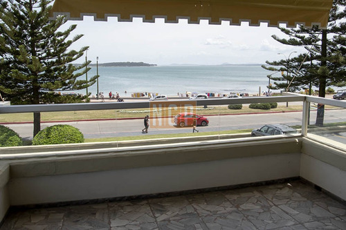 Departamento En Primera Línea De Playa Mansa, Con Hermosa Vista.