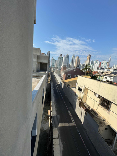 Excelente Sobrado Triplex No Centro De Balneário Camboriú Próximo À Praia Central. Viabilidade Comercial E Residencial. Fase Final De Acabamento. Negocia Entrada E Parcelamento. Venha Visitar.