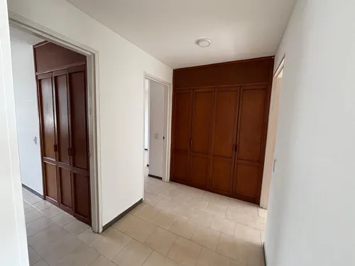 Venta De Apartamento En El Sector La Flora, Area 110 M2 Con Ascensor, Dos Parqueaderos Propios.