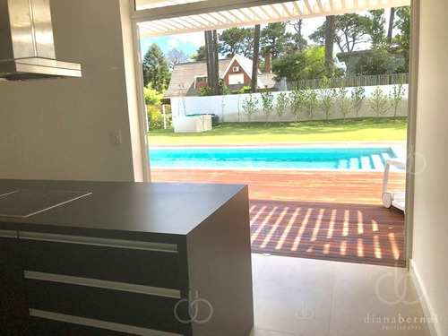 Imagen 10 de 26 de Casa En Mansa,barrio Privado, Punta Del Este, 4 Dormitorios Y Piscina Climatizada.