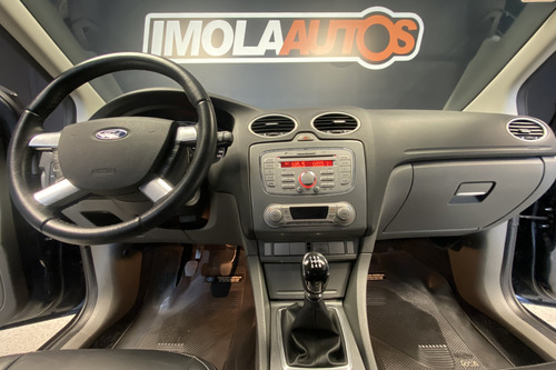 Ford Focus 2.0 Ghia 5p Mt 2010