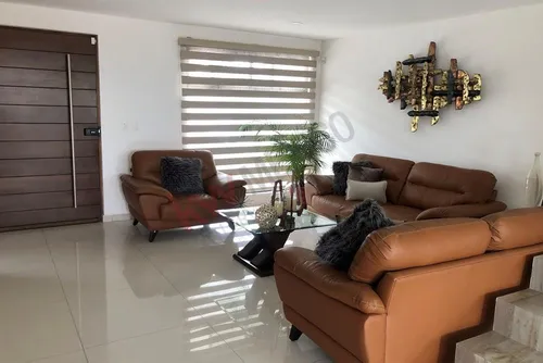 Venta De Casa Con Recámara En Planta Baja En Lomas De Angelópolis