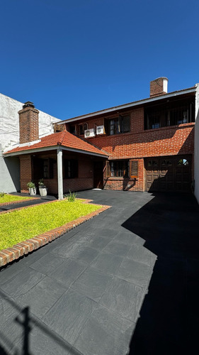 Hermoso Chalet, Excelente Esatdo De Conservación.