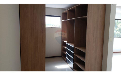 Vendo Lujosa Casa Con Piscina, A Pasos Del Circuito Comercial De Encarnación.