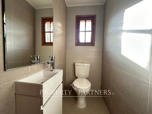Espectacular Casa Completamente Remodelada En Sect...