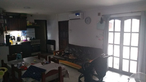 Particular. Vendo Ph. Departamento En Zona Comercial De Aristóbulo Del Valle. Dos Habitaciones. Patio. Amplia Cocina Comedor. Baño. Todos Los Servicios. Gas Natural. No Paga Expensas. Planta Baja.