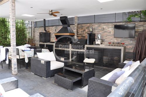 Casa En Venta De 5 Dorm. En Lo Barnechea