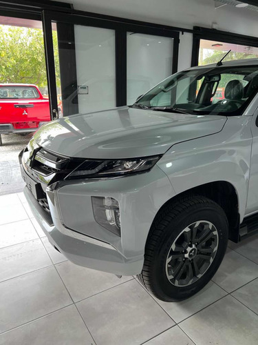 Imagen 8 de 25 de Mitsubishi L200 2023 2.4 Di-d High Power 181cv Cuero