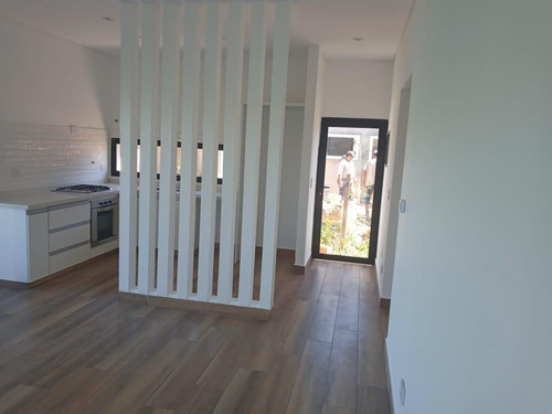Imagen 3 de 15 de Casa De 4 Ambientes En Venta En Santa Elena, Pilar Del Este
