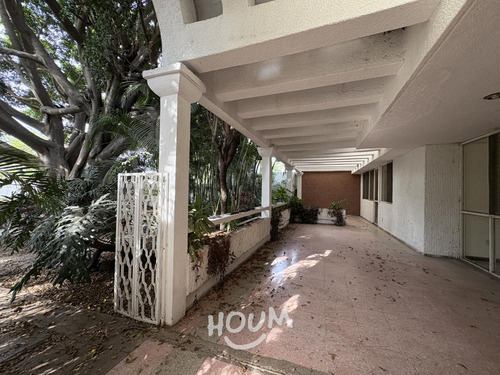 Casa En Colinas De San Javier, Guadalajara Con 7 Recámaras, 1305 M², Id: 151607