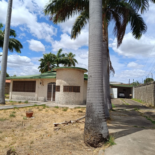 Se Vende Casa En La Calle Junin De Anaco, Con Un Amplio Terreno De 1693 Metros Cuadrados. (a.p)
