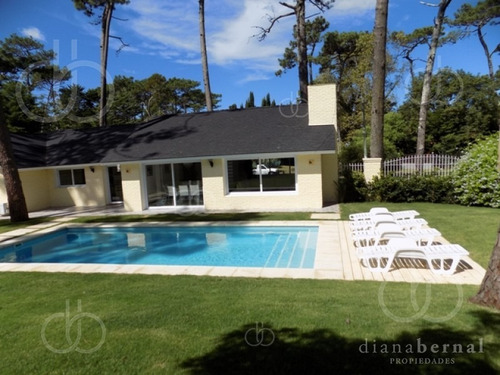 Casa De 4 Dormitorios Y Piscina Climatizada En Punta Del Este, Playa Mansa. - Ref: 42908