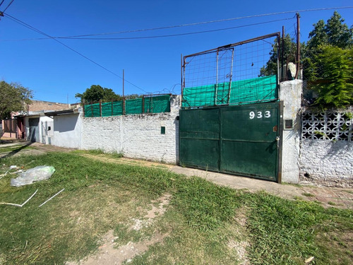 Alquiler De Casa Americana Construida En El Fondo De La Propiedad Con Amplios Ambientes