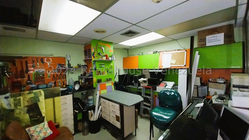 Extraordinario Local Comercial Con Acceso A Pie De Calle En La Av. Ppal De La Urbina!!! Fenomenal Oportunidad De Inversión! Negociable!!!