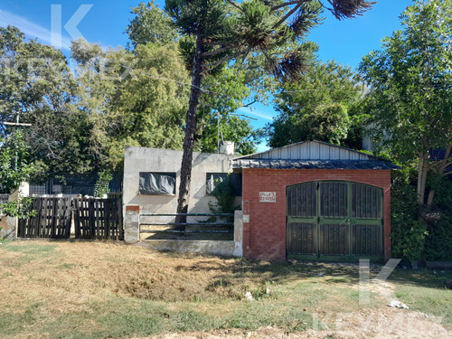 Casa En Venta - Un Dormitorio Con Garage En Punta Lara