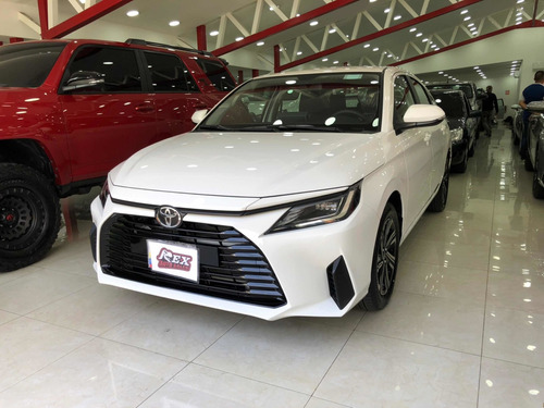 Imagen 1 de 12 de Toyota Yaris E