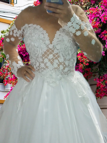 Imagem 2 de 5 de Costureira: Vestido De Noiva Locação, Venda E Reformas