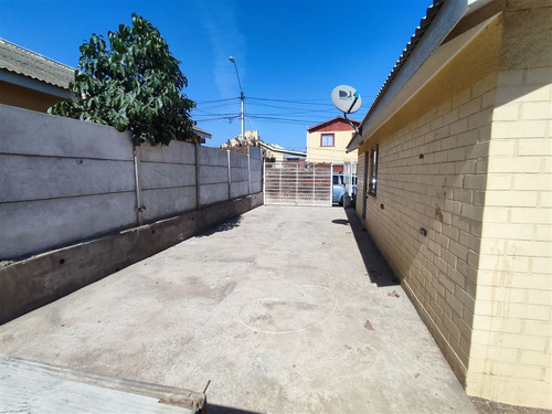 Casa En Venta De 3 Dorm. En La Serena
