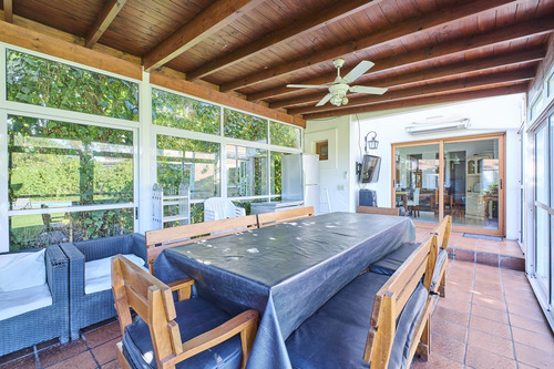 Venta - Casa 7 Amb. En Camino Real Con Jardín, Pileta Y Quincho Cerrado