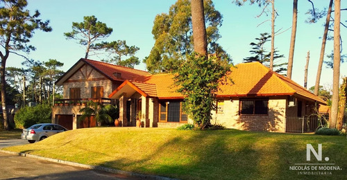 Vende Casa Con Gran Terreno, En Playa Mansa, Punta Del Este 