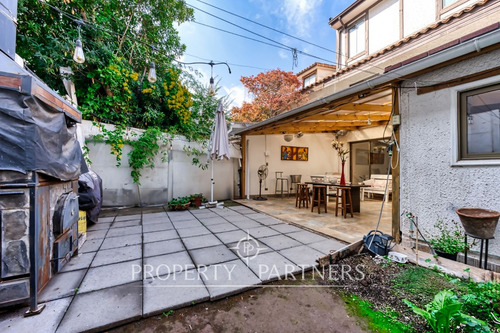 Estoril, Casa De 3 Pisos Con Excelente Conectivida...
