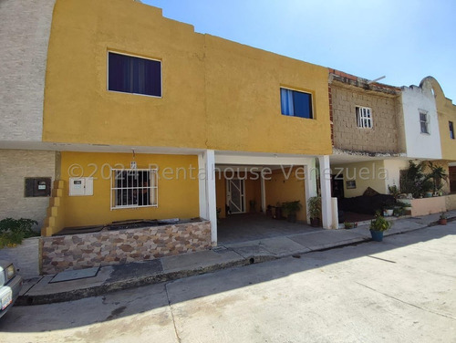 Hermoso , Amplio Y Fresco Townhouse , Ubicado En Conjunto Residencial Tranquilo De 104 Viviendas , Posee Pozo Profundo , Amplio Tanque , Parque Infantil Y Areas Verdes Para Relax