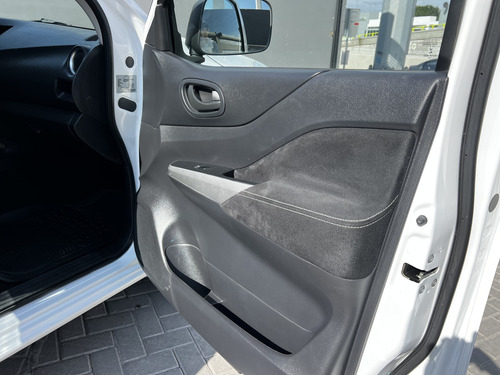 Nissan NP300 2.4 Doble Cabina Se Aa Pack Seg Mt