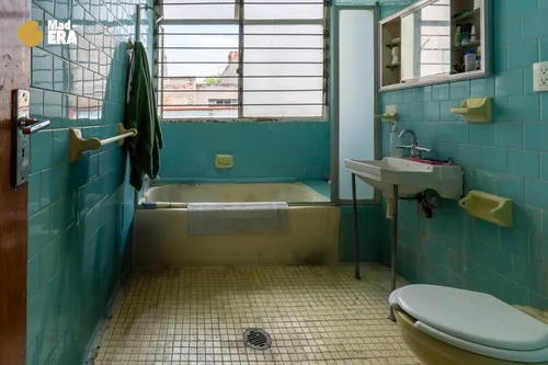 Casa De 4 Recamaras Con Uso De Suelo Comercial Y Jardín Junto Al Centro Médico La Raza