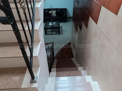 Amplio Townhouse En Venta Ubicado En La Morita Ii Urb Villa Don Víctor Db 24-8697