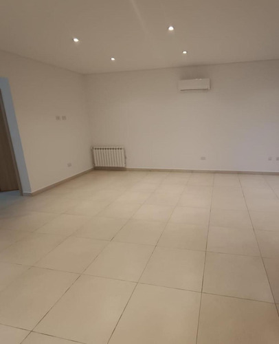 Casa En Venta - 4 Dormitorios 3 Baños - Cochera - 650mts2 - Tandil