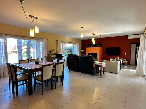Casa En Venta - 5 Dormitorios 4 Baños - Pinamar