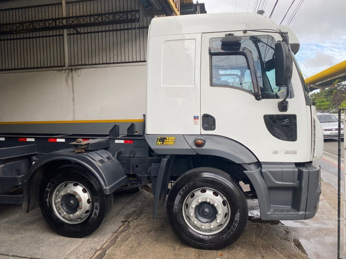 Imagem 17 de 18 de Caminhão Ford Cargo 2428 Bitruck 2011-2012 Leito Unico Dono