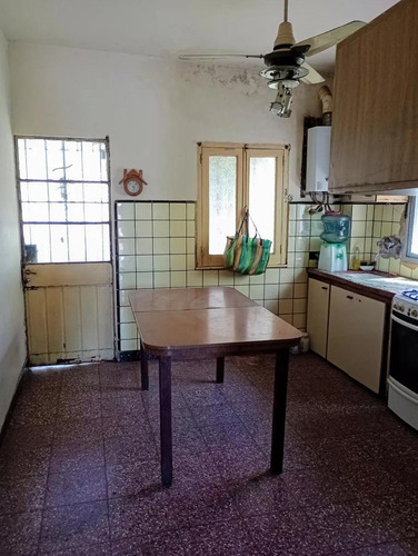 Casa En Venta - 3 Dormitorios 1 Baño - Cochera - 240mts2 - Lanús