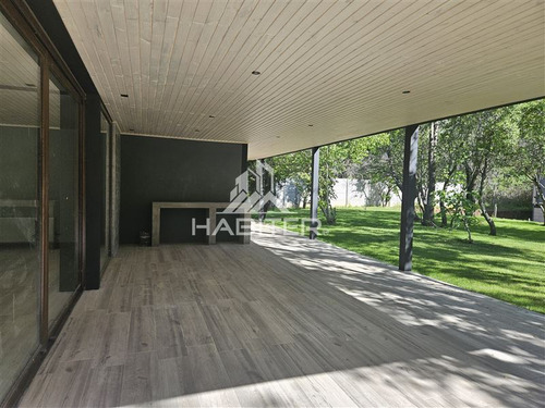 Casa En Venta De 5 Dorm. En Colbún