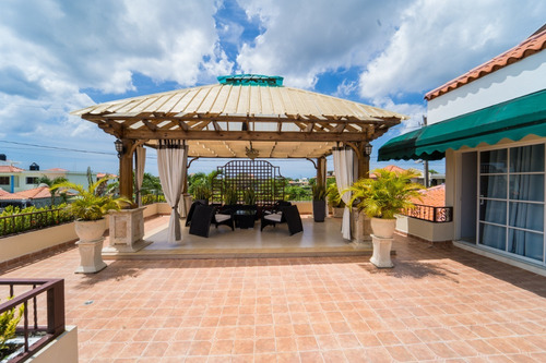 Imagen 26 de 26 de Confortable Mansión En San Isidro En Venta 2 Salas, Cocina, 6 Habitaciones Con Baños, 3 Cuartos De Servicio Con Baños, Terraza, Piscina, 2 Baños Por La Piscina, Marquesina 4 Carros, Paneles Solares.