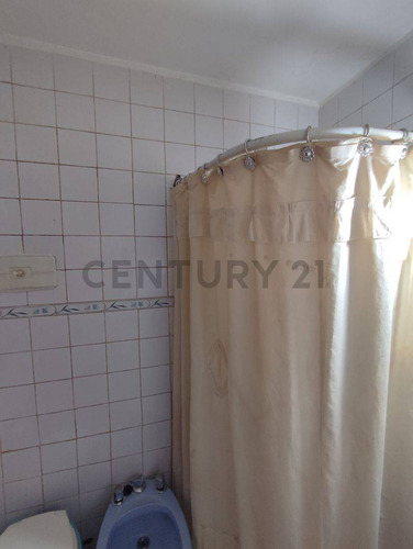 Century 21 Vende: Departamento De 2 Dormitorios En B° Centro, Santa Rosa Al 100