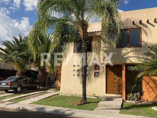 Casa En Venta En Fraccionamiento Puerta Real Corregidora Rcv230914-eaa