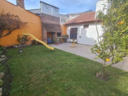 Chalet 4 Ambientes Con Parque. Barrio San Cayetano.