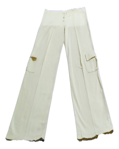 Pantalón Beige Con Bolsillos Al Costado De Las Piernas.