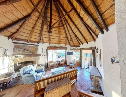 Casa En El Chorro - Manantiales, Ubicada A 200 Metros Del Mar.