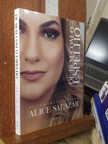 Livro De Bem Com O Espelho - Automaquiagem Por Alice Salazar
