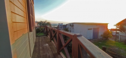 Cabaña De Madera En Venta En Punta Fría, Con Hermosas Vistas