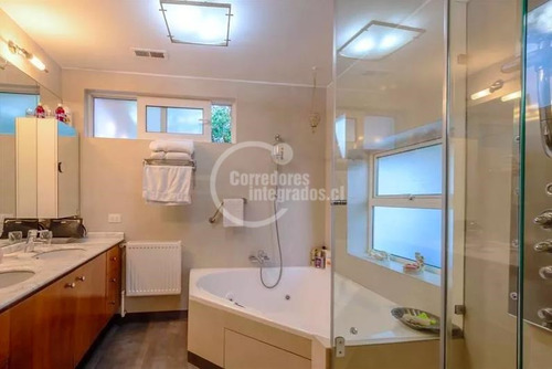Casa En Venta De 5 Dorm. En Lo Barnechea Las Lomas