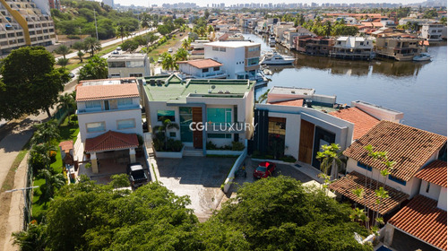 Cgi+ Luxury Ofrece En Venta, Impotente Casas Bote, Ubicada En Sector C