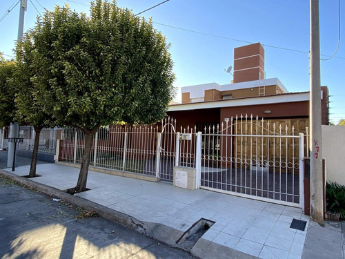 Casa De 4 Dormitorios En Venta En Villa Cabrera - Apto Bancor