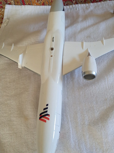 Avion De Resina Escala 1/100 Latam (Usado)