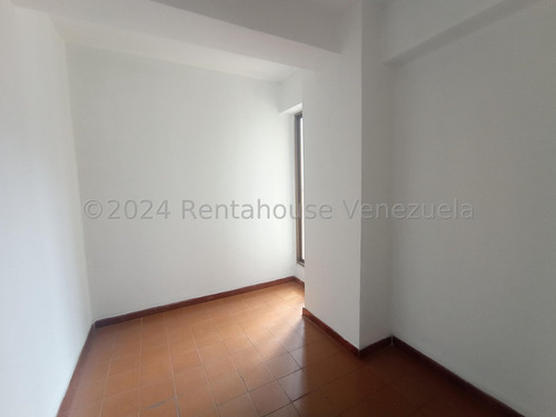 Apartamento En Venta Economico Grande Cómodo Cn 125 Metros 4 Habitaciones 2 Baños Zona Centro Maracay Agua Constante Seguridad Nela 2425950