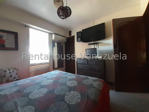 Maribel Morillo Asesor Inmobiliario De Rentahouse Vende Conservado Y Comodo Apartamento; De 95m2 Con 3 Hab. Y 2 Baños; Conjunto Privado Con Vigilancia; Condominio Arcas De Norte; Este De Barquisimeto